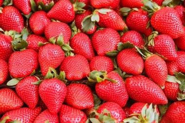 Olgun kırmızı çilek. Çilek arkaplanı. Tepeden çilekli.