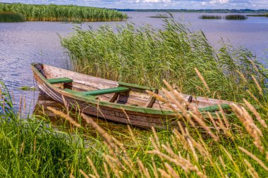 Balıkçı teknesi. Kıyıya yakın bir tekne gölün arka planına karşı.