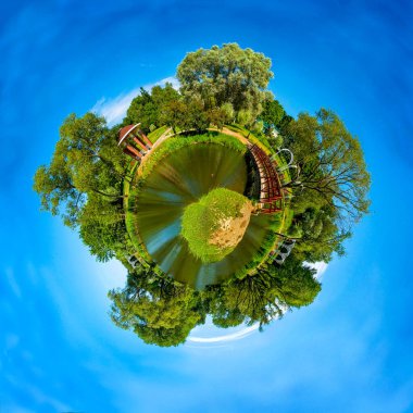 Çevre doğa. Gökyüzü çokluk tarafından çevrili bir arsa.