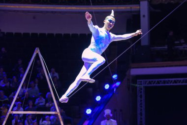 Minsk, Belarus - 27 Eylül 2019: ip cambazı. Li Wei. Çinli. II Minsk Uluslararası Sirk Sanat Festivali.