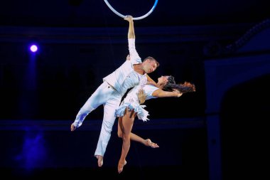 Minsk, Belarus - 27 Eylül 2019: ringde jimnastikçiler. Marina Glovatsky ve Alexey Grigorov. II Minsk Uluslararası Sirk Sanat Festivali.