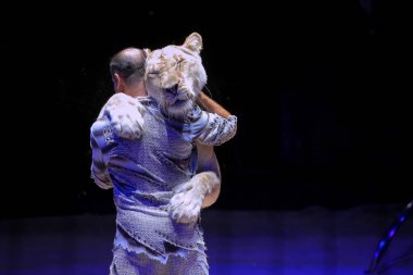 Minsk, Belarus - 27 Eylül 2019: Sergey Nesterov. II Minsk Uluslararası Sirk Sanat Festivali.