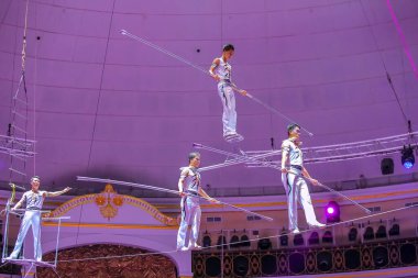 Minsk, Belarus - 27 Eylül 2019: ip cambazı. Kore. II Minsk Uluslararası Sirk Sanat Festivali.