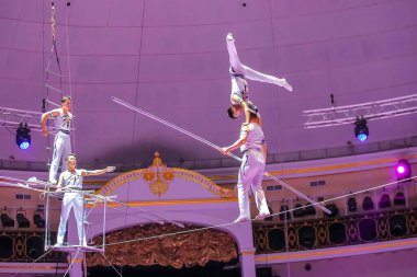 Minsk, Belarus - 27 Eylül 2019: ip cambazı. Kore. II Minsk Uluslararası Sirk Sanat Festivali.