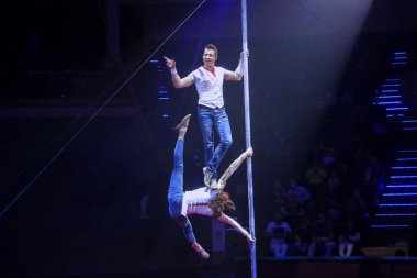 Minsk, Belarus - 15 Mayıs 2020: bir sirkte akrobatik gösteri. Akrobatlar Konstantin Gvozdetsky ve Victoria Bilyauer. Sirk.