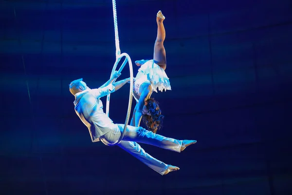 Minsk, Belarus - 27 Eylül 2019: ringde jimnastikçiler. Marina Glovatsky ve Alexey Grigorov. II Minsk Uluslararası Sirk Sanat Festivali.