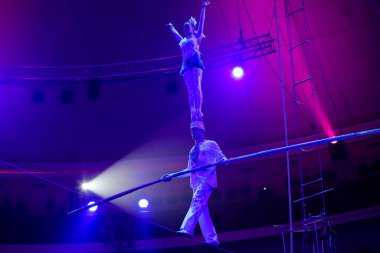 Minsk, Belarus - 30 Aralık 2021: ipte dengeler. Eşitlikçiler Oleg Lobanov ve Beata Slabko. Sirk.