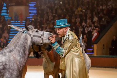 Minsk, Belarus - 30 Aralık 2021: sirk numarası olan eğitimli midilliler. Antrenör Sergei Prostetsov