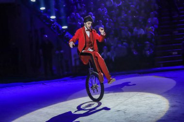 Minsk, Belarus - 30 Aralık 2021: sirk numarası olan bisiklet çocuk..