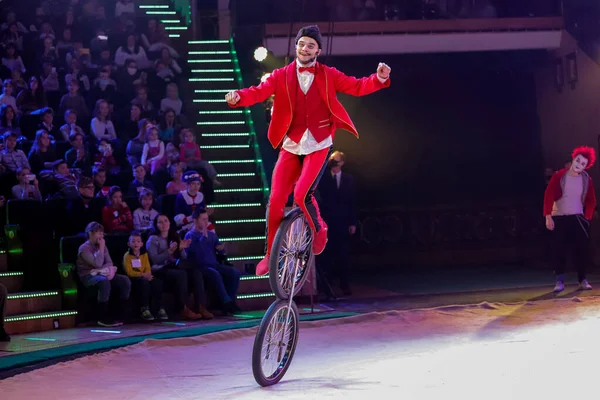 Minsk, Belarus - 30 Aralık 2021: sirk numarası olan bisiklet çocuk..