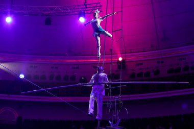 Minsk, Belarus - 30 Aralık 2021: ipte dengeler. Dengeler Anastasia Sarycheva ve Valery Kruglov. Sirk.