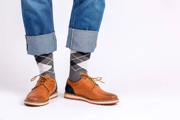 Ayaklarında güzel ayakkabılar var. Beyaz arkaplanda.