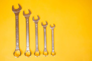 Sarı arka planda beş anahtar var..