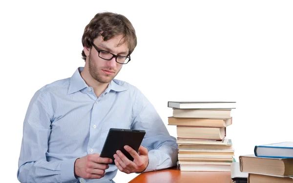 Чоловік читає електронну книгу — стокове фото