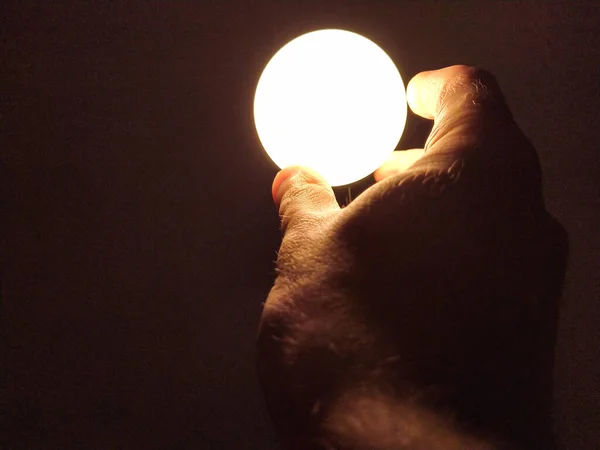 Eletricista Masculino Mudando Lâmpada Led Dentro Casa Trabalho — Fotografia de Stock