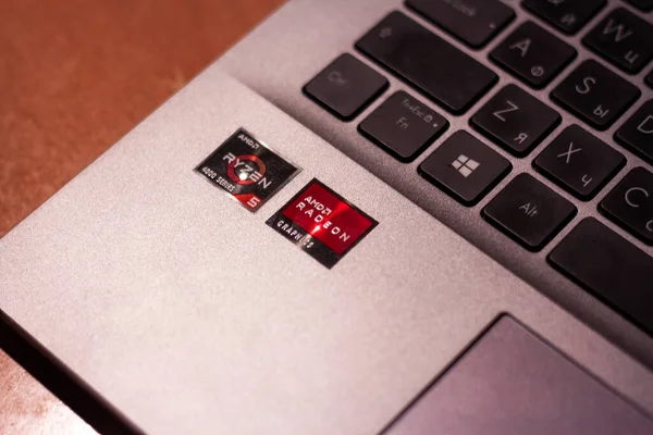 Saint Petersburg Rusya, 10 Ekim 2021: Microsoft ve AMD işaretli dizüstü bilgisayar klavyesi. Yeni Windows 11 işletim sisteminde AMD sorunları kavramı