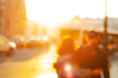 Şehrin altın saatinde insanların silueti bulanıklaştı. Akşamları yürüyen bir çift