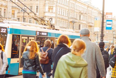 Saint Petersburg, Rusya 4 Ekim 2021, Coronavirus salgını sırasında şehirde bir grup insan toplu taşıma durağına yürür.