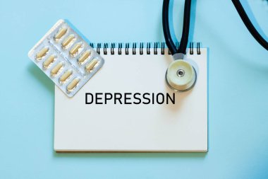 Psikolojik tanı - Psikiyatristin not defterinde steteskopun yanında depresyon