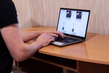 28 Ekim 2021 St. Petersburg Rusya. Bir erkek web sitesinde 14 inçlik MacBook Pro 'nun rengini seçer. Yazı