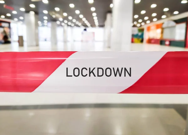 Text Lockdown 市内の屋内での赤い制限付きテープ コロナウイルスのパンデミック時の厳格な制限措置の概念 — ストック写真
