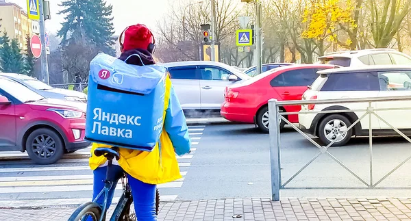 2021 November Szentpétervár Oroszország Futár Egy Biciklin Kék Hátizsákkal Yandex — Stock Fotó