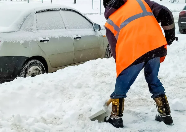 Gondnok Télen Leveszi Havat Kocsiról Tisztaság Fogalma Városban Télen — Stock Fotó