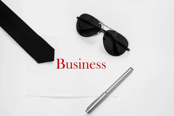 Червоне Слово Бізнес Офісному Папері Поруч Сонцезахисними Окулярами Краваткою Ручкою — стокове фото