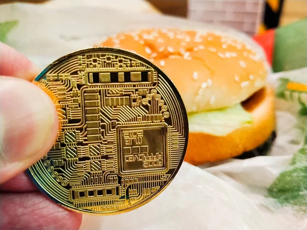 Alıcı, restoranlarda ve dükkanlarda fast food için dijital para tutuyor.