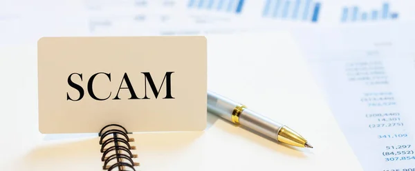 Scam 이라는 단어는 문서의 배경을 명함에 회사나 회사의 재정적 — 스톡 사진