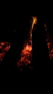 Şöminedeki yangının dikey videosu. Ev konforu ve ısıtma konsepti