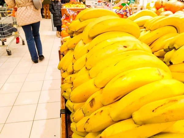 People Store Buying Bananas Concept Shopping Groceries Essentials Pandemic — стоковое фото