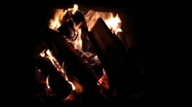 Kışın evde ısınmak için şöminede parlak bir ateş yanıyor.