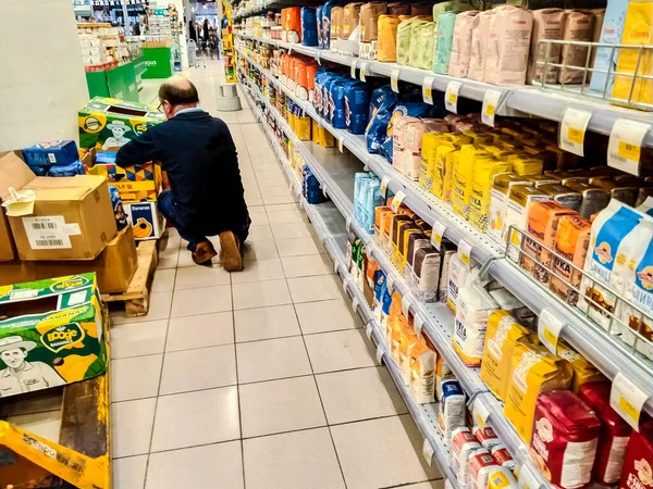 São Petersburgo Rússia Dezembro 2021 Trabalhador Supermercado Expõe Mercadorias Uma — Fotografia de Stock