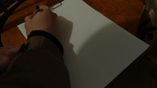 一个拿着黑毛笔的人写下一个很大的字 — 图库视频影像