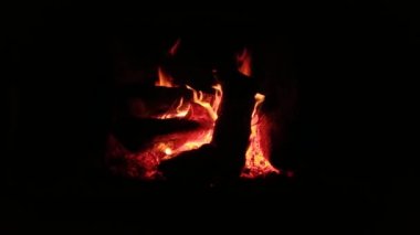Soğuk bir evde şöminede 4 odun yakma videosu.