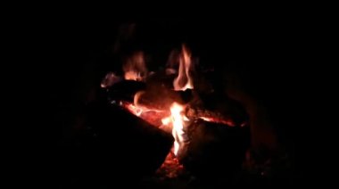 Şöminede ateş var. Soğukta ilave ısıtma kavramı