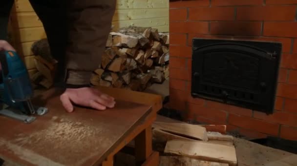 Γρήγορη Ρυθμό Βίντεο Ενός Άνδρα Πριόνισμα Σανίδες Καυσόξυλα Στο Φούρνο — Αρχείο Βίντεο