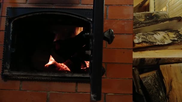 房子里有敞开的门 旁边有烘干的木柴 在壁炉里生火 — 图库视频影像