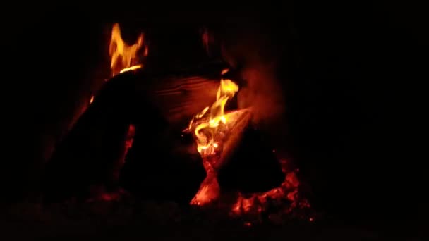 Grand Bois Chauffage Bouleau Brûle Dans Une Cheminée Pour Chauffer — Video