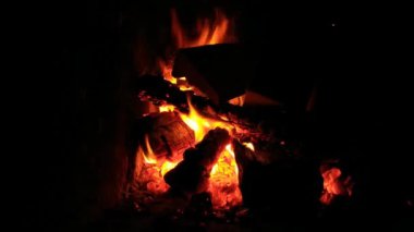 Odun odununun şöminede ya da şöminede nasıl yandığını gösteren 30 saniyelik video.