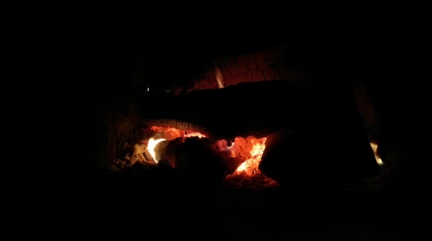 壁炉里熄灭的柴火熊熊燃烧 — 图库视频影像