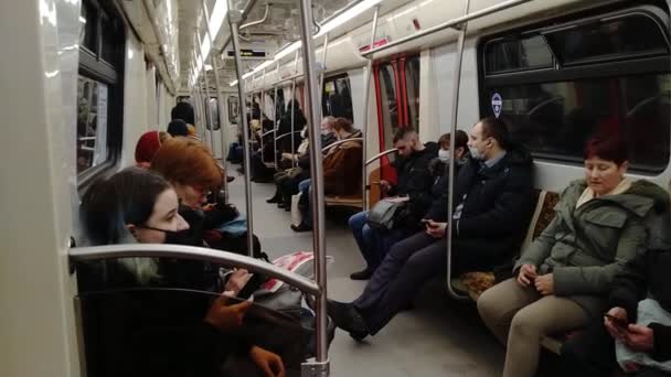 2022年1月17日圣彼得堡俄罗斯 人们在冬日乘坐地铁 大流行病期间的交通运输人员 — 图库视频影像
