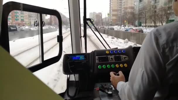2022年1月19日 圣彼得堡俄罗斯一名男性驾驶有轨电车 — 图库视频影像