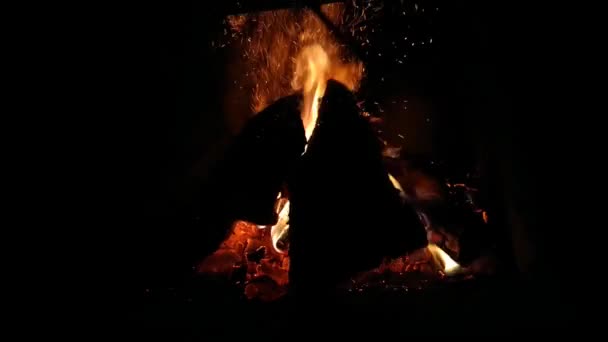Der Heizer Korrigiert Das Holz Für Eine Bessere Verbrennung — Stockvideo