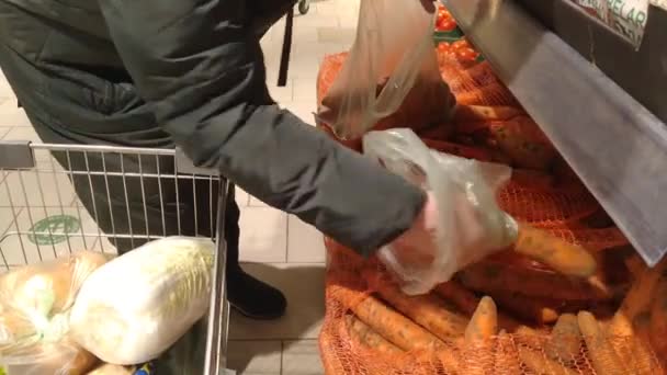 Eine Frau Kauft Während Einer Pandemie Winter Karotten Einem Geschäft — Stockvideo