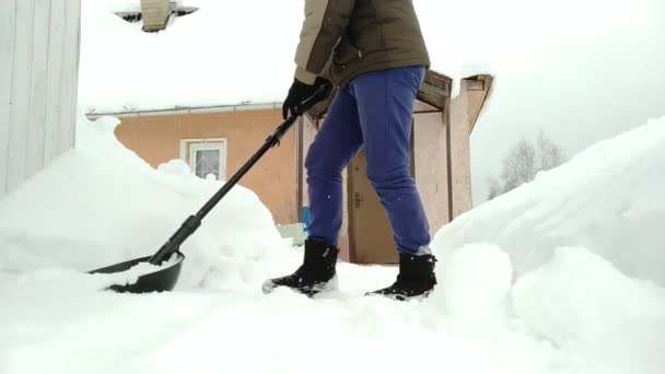 Man Tar Bort Snö Från Huset Vintern — Stockvideo