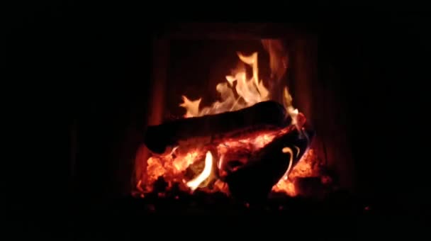 Φωτιά Καίει Στο Τζάκι Ζεστασιά Και Σπιτική Άνεση Καυσόξυλο Καίγεται — Αρχείο Βίντεο