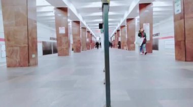 St. Petersburg Rusya. 15 Şubat 2022. İnsanlar metro istasyonuna gelip gidiyor.