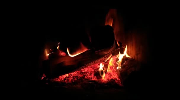 Расслабляющее Видео Горящего Огня Камине — стоковое видео